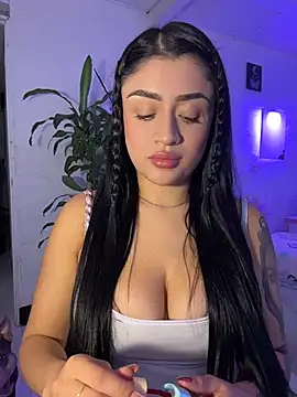 Snapshot of lucianaroy chatting on December 2025 01:54:02 AM lucianaroy online show from December 2025 01:54:02 AM