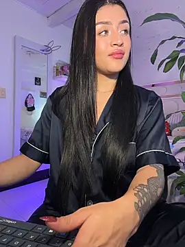 lucianaroy online show from December 2025 05:00:02 AM