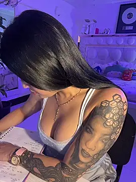 lucianaroy online show from April 2026 11:11:01 PM