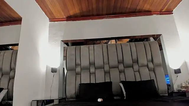 NikkySmiith online show from November 2025 11:37:01 AM