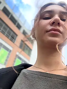 QuitieLia online show from October 2025 08:13:01 AM