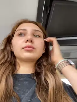 Snapshot of QuitieLia chatting on June 2026 08:20:01 AM QuitieLia online show from June 2026 08:20:01 AM