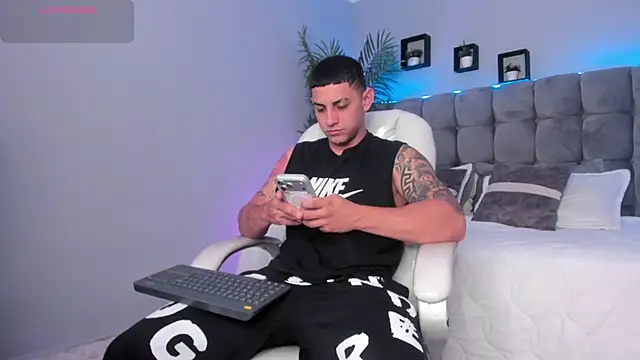 Snapshot of Alex_cute77 chatting on July 2026 01:02:02 PM Alex cute77 online show from July 2026 01:02:02 PM