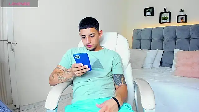Snapshot of Alex_cute77 chatting on February 2025 12:31:01 PM Alex cute77 online show from February 2025 12:31:01 PM