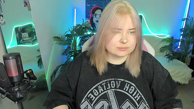 Snapshot of Akemi_BBW chatting on March 2025 06:50:01 PM Akemi BBW online show from March 2025 06:50:01 PM