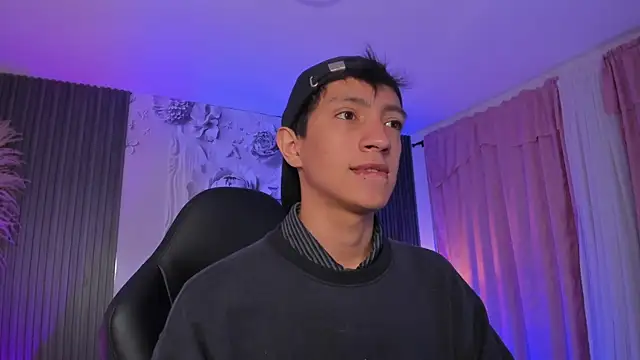 DereckCooperr online show from May 2026 04:34:01 AM