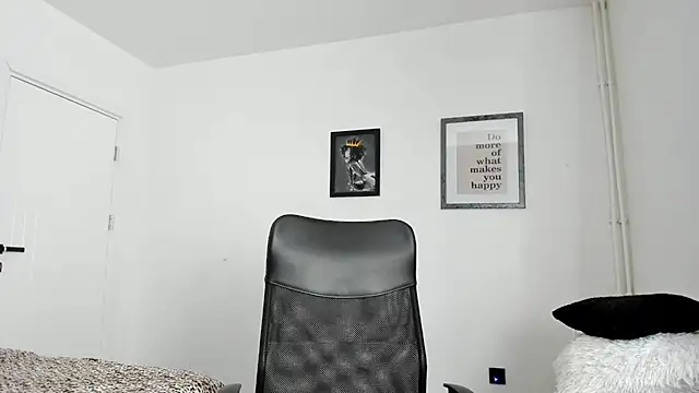 PortraitMarie online show from December 2024 02:16:02 PM