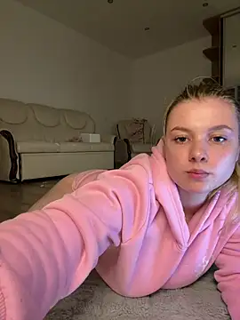 Snapshot of freiiaflower chatting on May 2026 08:31:02 PM freiiaflower online show from May 2026 08:31:02 PM