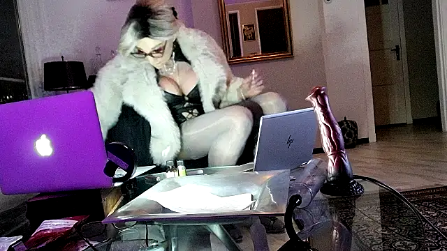 Snapshot of CharlotteVixxens chatting on November 2025 08:46:01 PM CharlotteVixxens online show from November 2025 08:46:01 PM