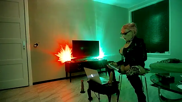 Snapshot of CharlotteVixxens chatting on January 2025 04:41:01 PM CharlotteVixxens online show from January 2025 04:41:01 PM