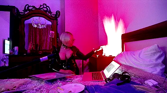 Snapshot of CharlotteVixxens chatting on October 2025 11:52:02 PM CharlotteVixxens online show from October 2025 11:52:02 PM