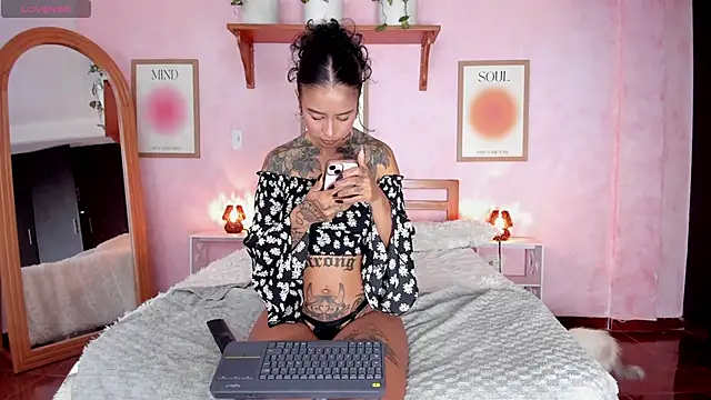 Snapshot of AliceBanks chatting on October 2025 11:22:01 AM AliceBanks online show from October 2025 11:22:01 AM