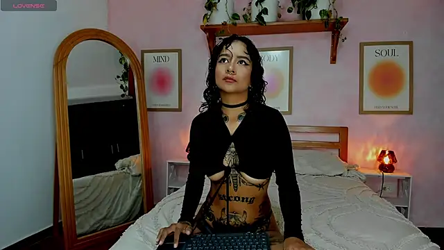 Snapshot of AliceBanks chatting on September 2025 11:11:01 AM AliceBanks online show from September 2025 11:11:01 AM