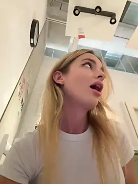 Snapshot of EvieEvans chatting on December 2024 04:05:02 PM EvieEvans online show from December 2024 04:05:02 PM