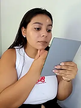 stefanie010 online show from May 2026 06:33:01 PM