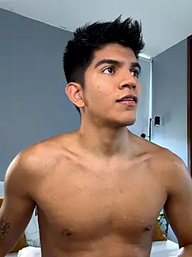 santiago 01 online show from November 2025 07:51:02 PM