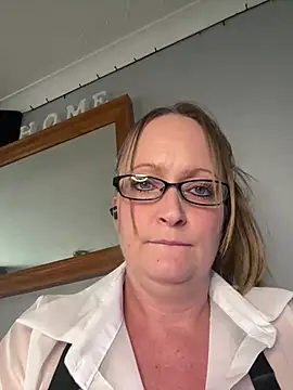 HoneyBluex online show from February 2026 01:11:01 PM