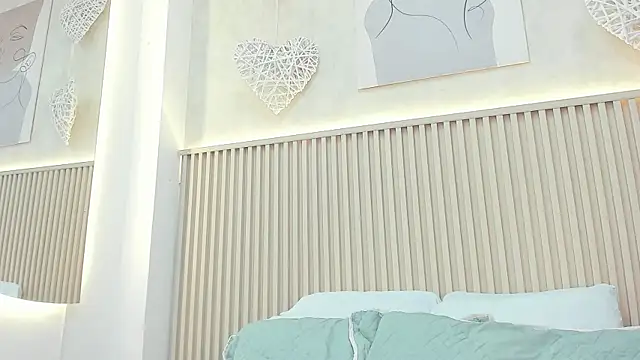 daiana curly online show from April 2026 07:18:01 PM