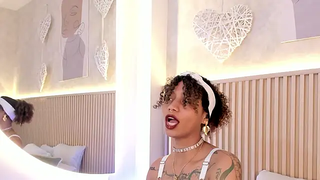 daiana curly online show from February 2026 07:46:01 PM