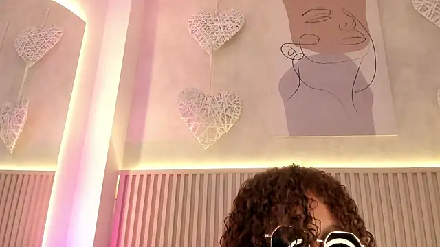 Snapshot of daiana_curly chatting on June 2026 08:25:02 PM daiana curly online show from June 2026 08:25:02 PM
