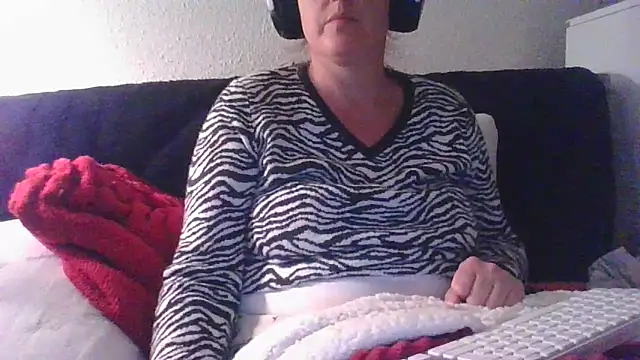 Snapshot of DragoneSFR chatting on October 2025 06:20:02 PM DragoneSFR online show from October 2025 06:20:02 PM
