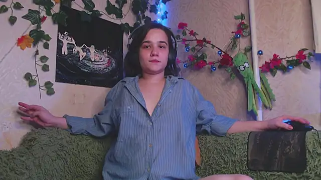 Tiny Witch online show from November 2025 10:13:02 PM