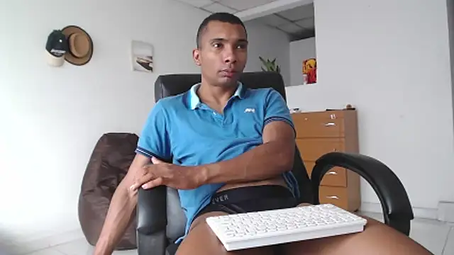 Snapshot of Aaronblack1_ chatting on November 2025 01:03:02 PM Aaronblack1 online show from November 2025 01:03:02 PM