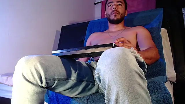 Tommhot online show from November 2025 07:51:01 PM