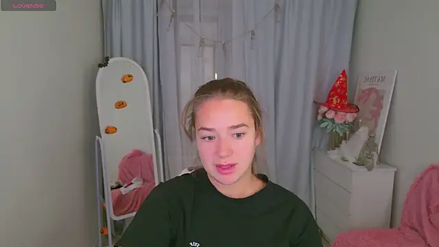 Snapshot of LovelyJessie chatting on October 2025 02:05:01 PM LovelyJessie online show from October 2025 02:05:01 PM