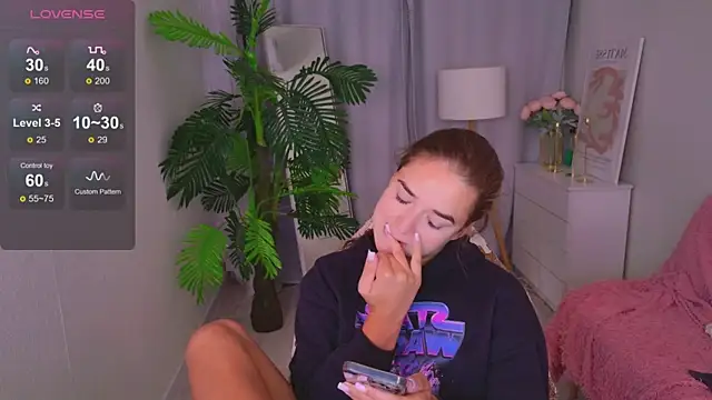 Snapshot of LovelyJessie chatting on June 2026 01:43:02 PM LovelyJessie online show from June 2026 01:43:02 PM