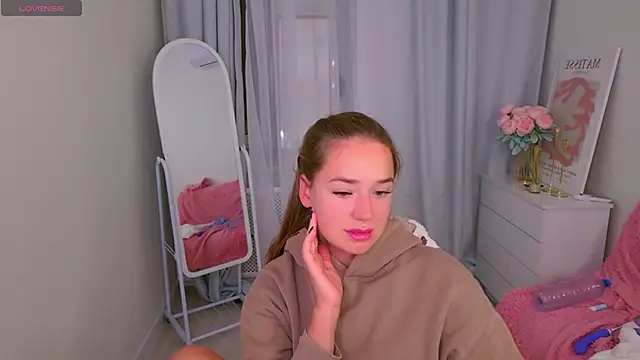 Snapshot of LovelyJessie chatting on October 2025 01:35:02 PM LovelyJessie online show from October 2025 01:35:02 PM