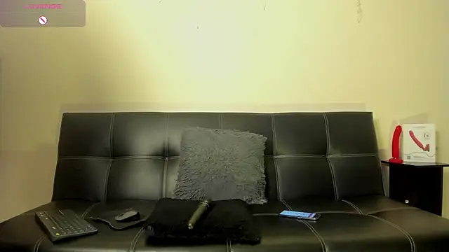 Snapshot of Julieta_Wall_ chatting on February 2025 11:04:01 PM Julieta Wall  online show from February 2025 11:04:01 PM