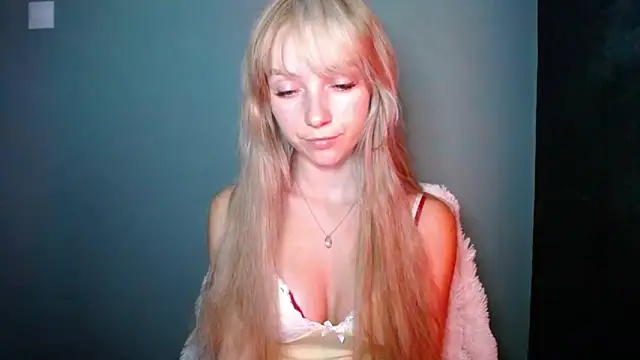 Snapshot of LuciaYoung chatting on September 2025 06:41:01 PM LuciaYoung online show from September 2025 06:41:01 PM