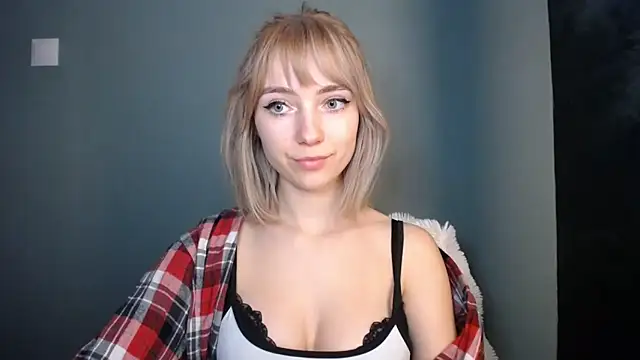 LuciaYoung online show from February 2026 07:37:01 PM