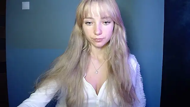 Snapshot of LuciaYoung chatting on October 2025 05:19:02 AM LuciaYoung online show from October 2025 05:19:02 AM