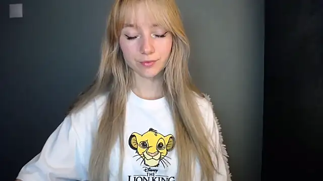 LuciaYoung online show from November 2025 08:01:01 PM