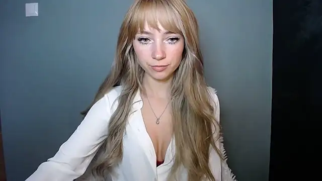 LuciaYoung online show from October 2025 07:40:02 AM