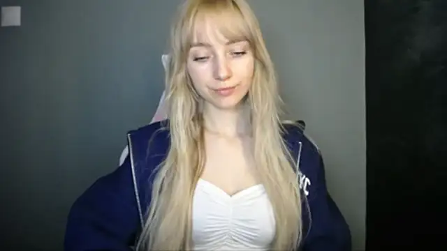 LuciaYoung online show from April 2026 06:33:02 PM