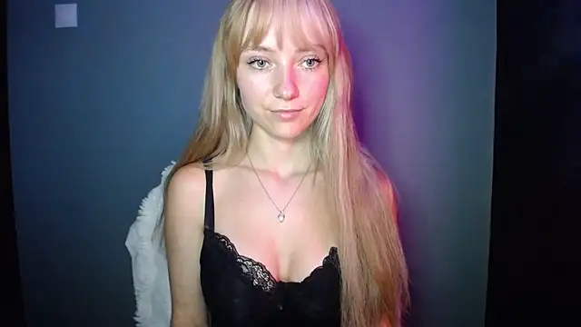 Snapshot of LuciaYoung chatting on September 2025 06:58:02 PM LuciaYoung online show from September 2025 06:58:02 PM