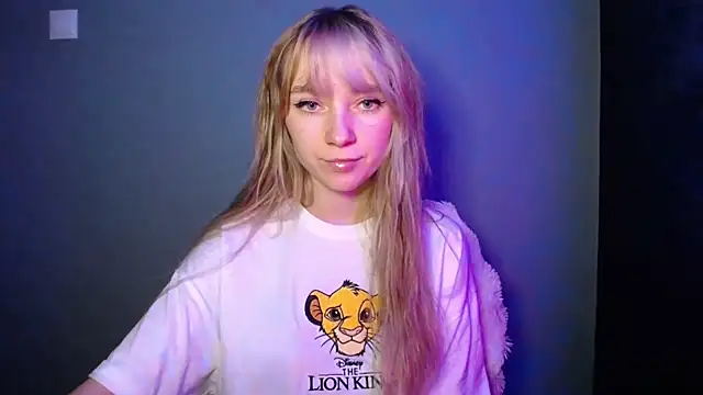 LuciaYoung online show from November 2025 01:33:01 PM