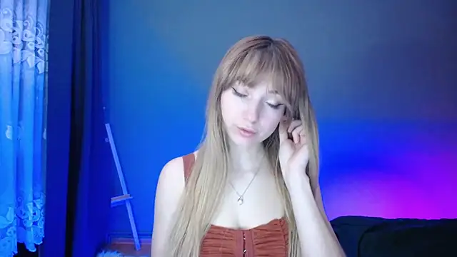 Snapshot of LuciaYoung chatting on March 2025 10:21:02 PM LuciaYoung online show from March 2025 10:21:02 PM