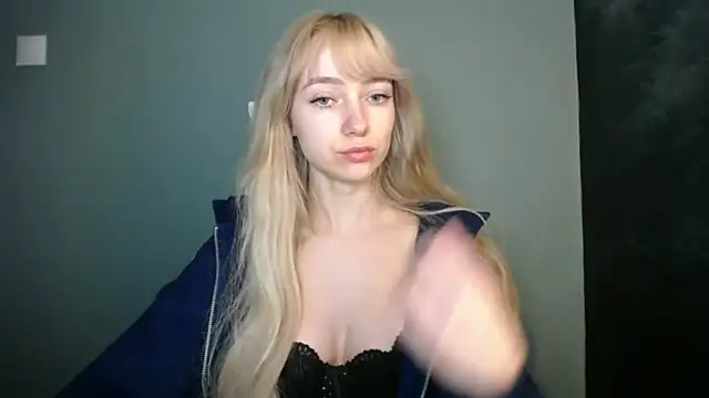 LuciaYoung online show from April 2026 06:12:02 PM