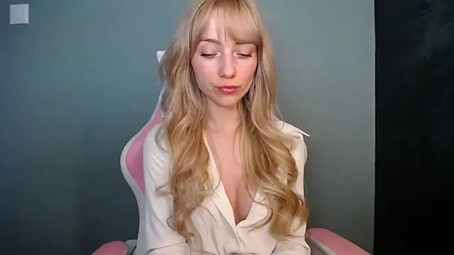 LuciaYoung online show from April 2026 06:39:02 AM