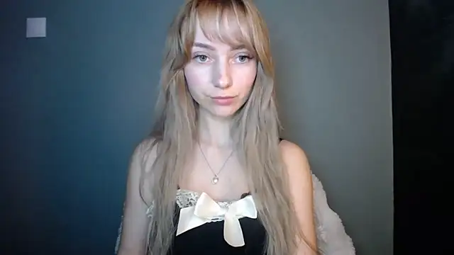 LuciaYoung online show from January 2026 07:18:01 PM