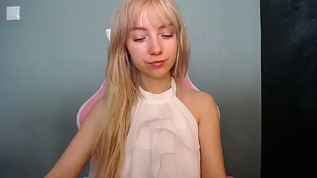 LuciaYoung online show from April 2026 08:04:02 AM