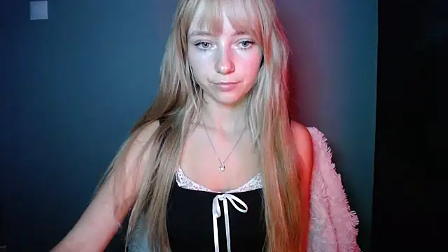 Snapshot of LuciaYoung chatting on September 2025 07:04:02 AM LuciaYoung online show from September 2025 07:04:02 AM