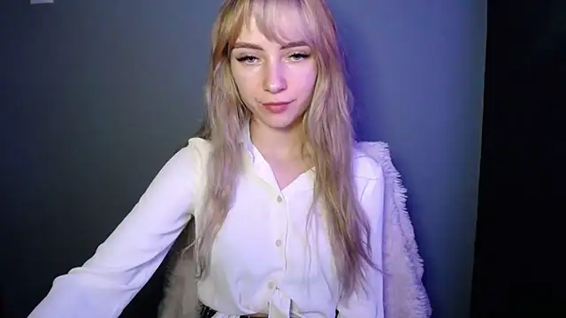 LuciaYoung online show from December 2025 07:39:02 PM