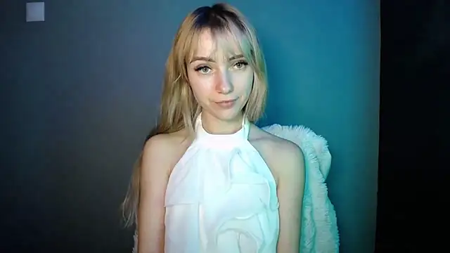 LuciaYoung online show from December 2025 07:47:02 PM