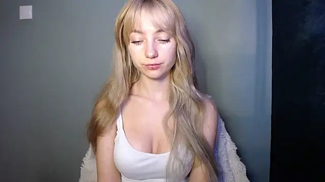 LuciaYoung online show from November 2025 07:35:02 AM