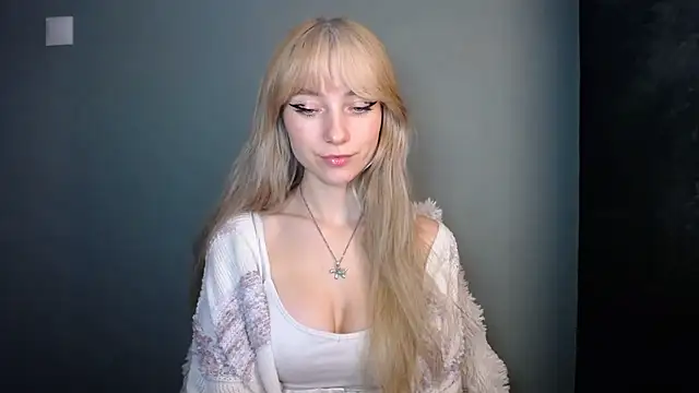 LuciaYoung online show from November 2025 07:39:01 PM